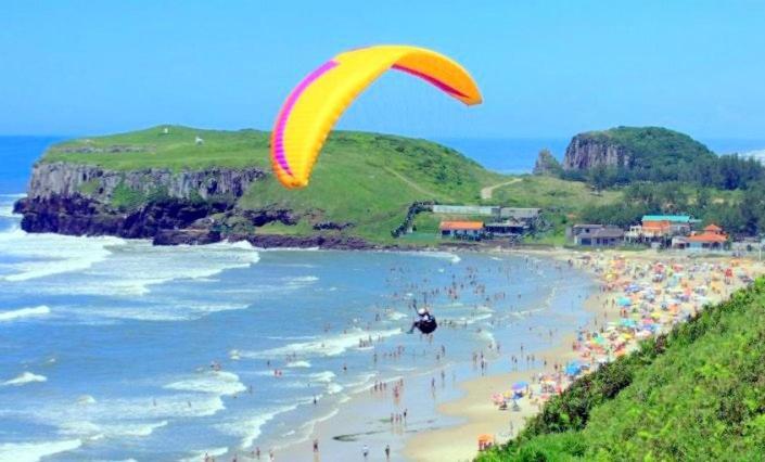 Kitnet S2 Em Torres-Rs - Na Mais Bela Praia Gaucha - Cozinha - Banheiro - Ar Condicionado - Tv Smart 32' - Wi-Fi - Estacionamento - Anfitria Superhost No Bnb Ngoại thất bức ảnh