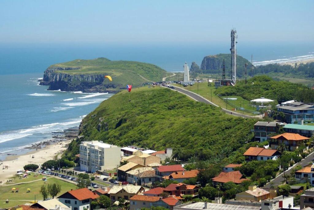 Kitnet S2 Em Torres-Rs - Na Mais Bela Praia Gaucha - Cozinha - Banheiro - Ar Condicionado - Tv Smart 32' - Wi-Fi - Estacionamento - Anfitria Superhost No Bnb Ngoại thất bức ảnh