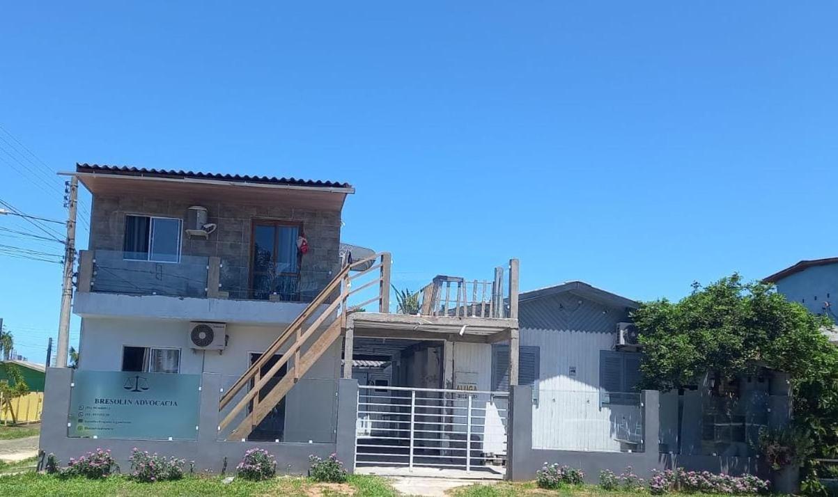 Kitnet S2 Em Torres-Rs - Na Mais Bela Praia Gaucha - Cozinha - Banheiro - Ar Condicionado - Tv Smart 32' - Wi-Fi - Estacionamento - Anfitria Superhost No Bnb Ngoại thất bức ảnh